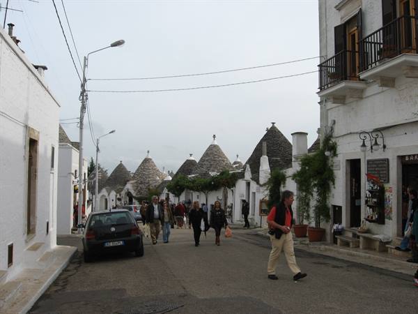 Alberobello : assalto ai negozietti
