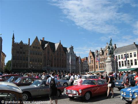 Bruge : auto d'epoca in piazza