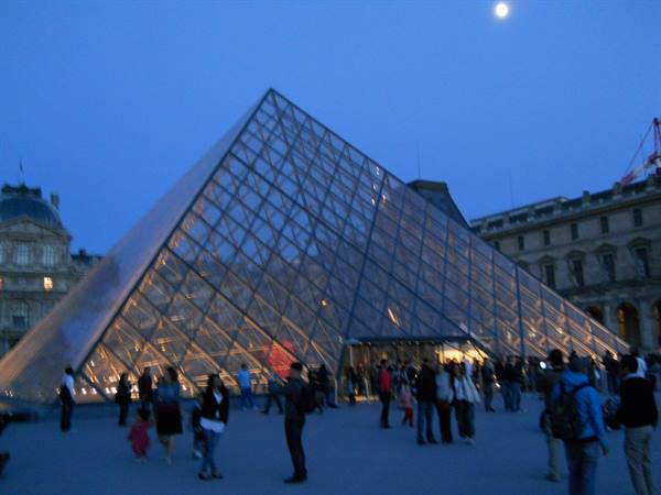 La piramide del Louvre di notte