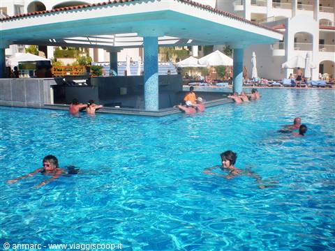 piscina con bar