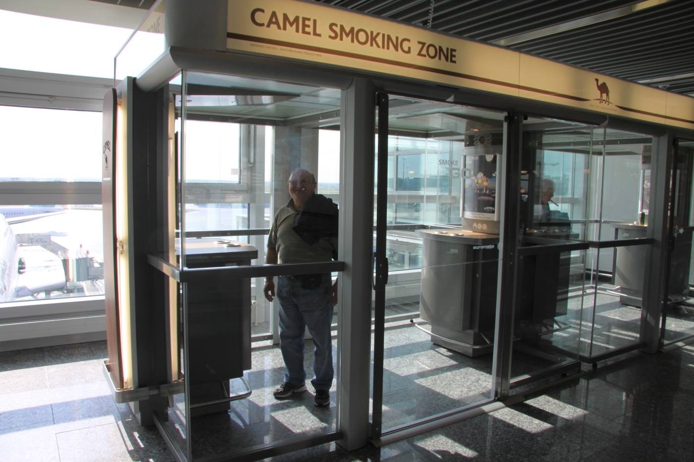 aeroporto di Francoforte la gabbia dei fumatori