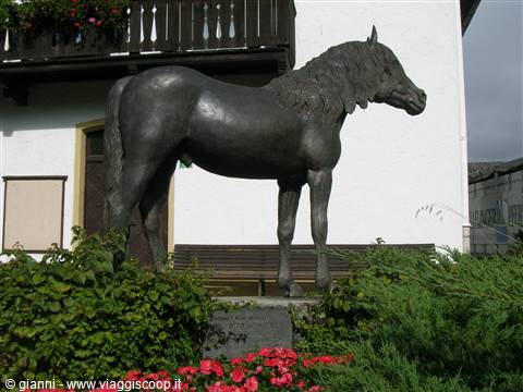 Ebbs: monumento al cavallo Haflinger