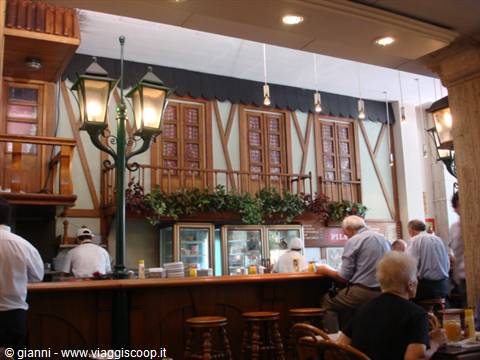 Montevideo: particolare di ristorante sulla Avenida 18 de Julio.