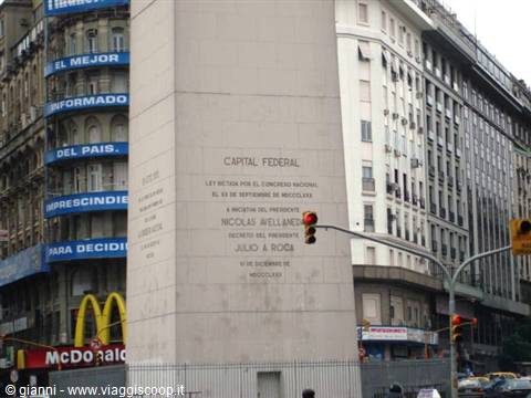 Particolare dell'obelisco.