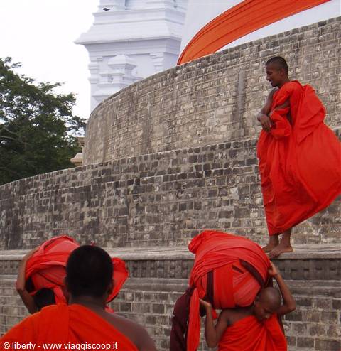 monaci buddisti