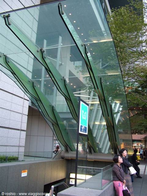 Uscita stazione metropolitana - Tokyo - Struttura in vetro