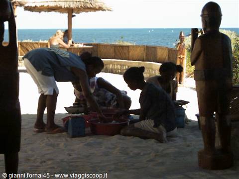 Donne Vezo che vendono il pesce a Ifaty