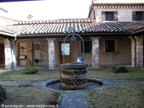 il chiostro del santuario del Monte della Madonna