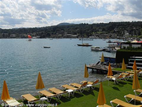 sdraio vuote a Velden a Ferragosto