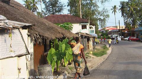 Watamu: Mamma con bambini in spalla