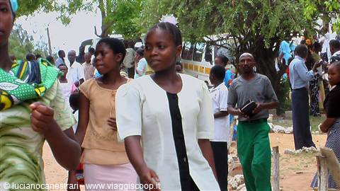 Watamu: Uscita dalla messa nella chiesa cattolica
