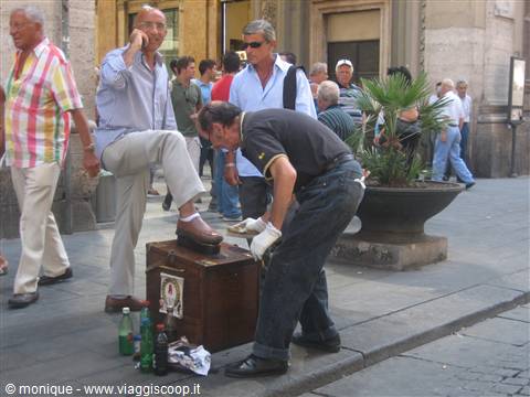 Lustrascarpe al lavoro