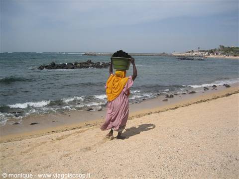 Donna con cesto di pesce