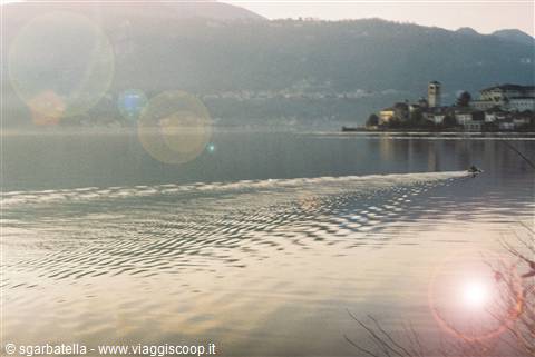 increspature e riflessi sul lago