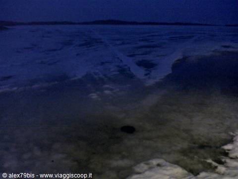 lago ghiacciato a metà aprile