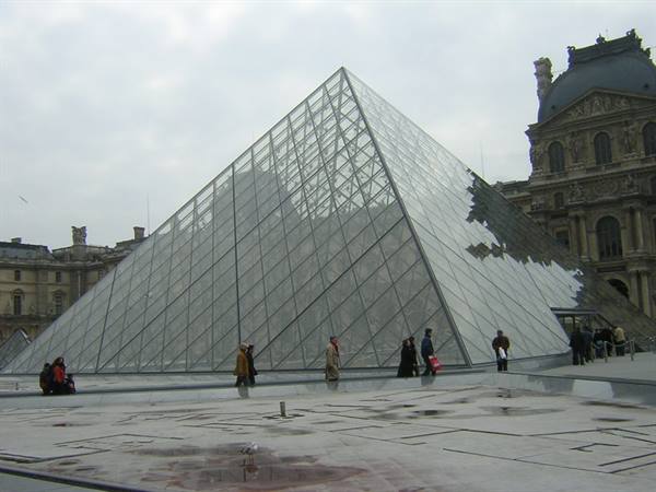 L'entrata del Louvre