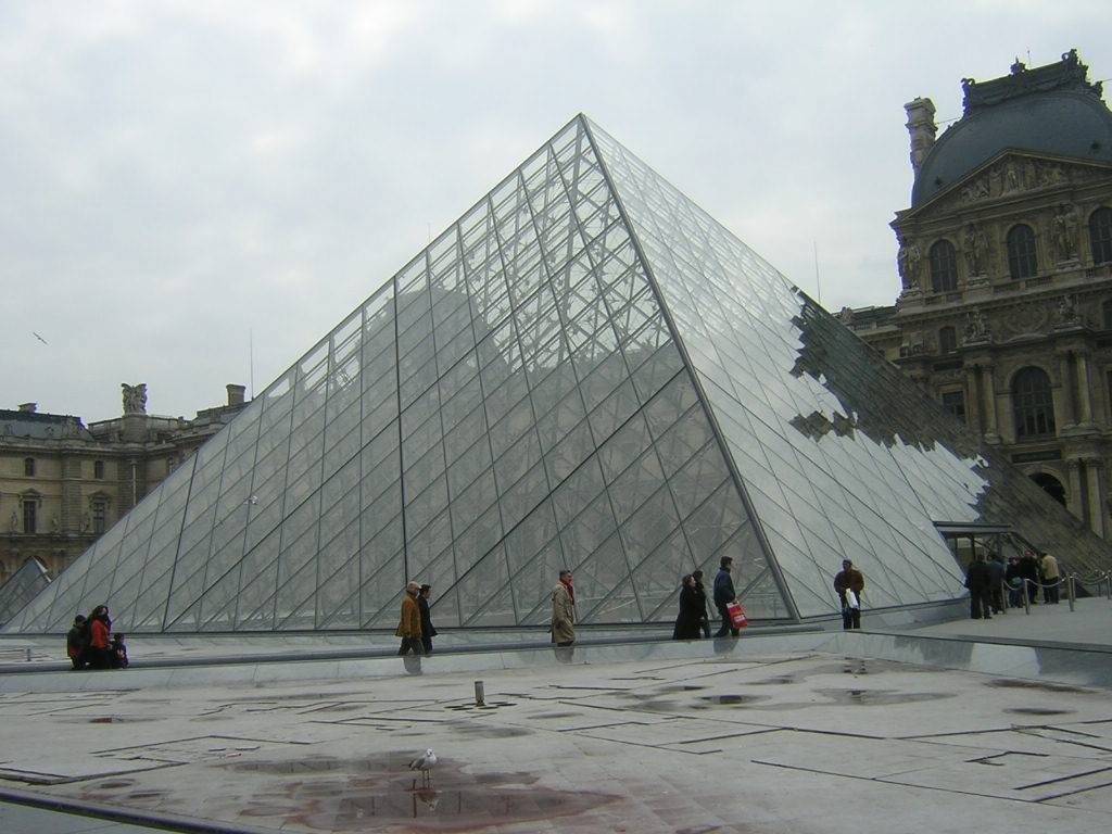 L'entrata del Louvre