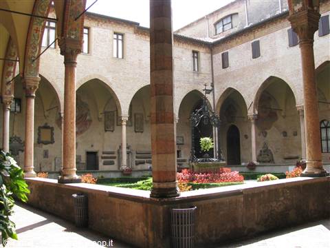 Uno dei chiostri della Basilica