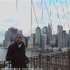 STEFANO SUL BROOKLYN BRIDGE E SKYLINE DI MANHATTAN STATI UNITI D'AMERICA 