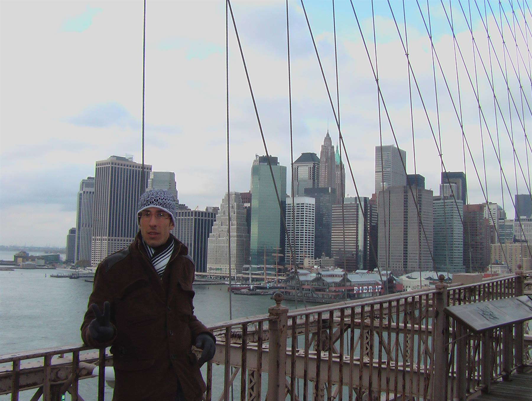 STEFANO SUL BROOKLYN BRIDGE E SKYLINE DI MANHATTAN