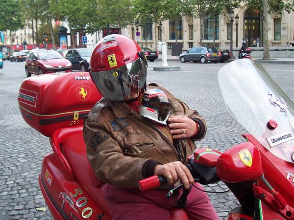 Motociclista parigino con passeggero....