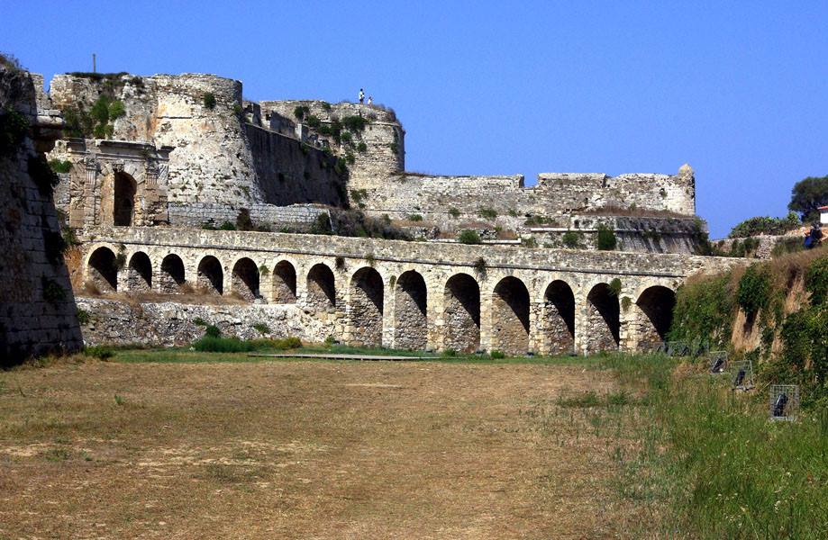 Methoni il ponte sul fossato