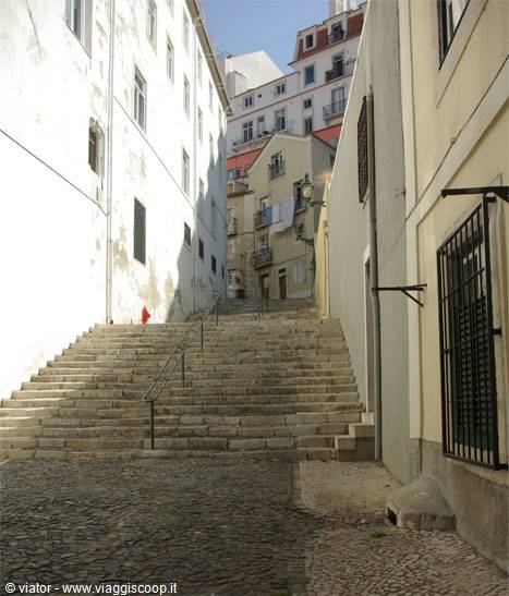 Lisbona salendo al castello de Sao Jorge
