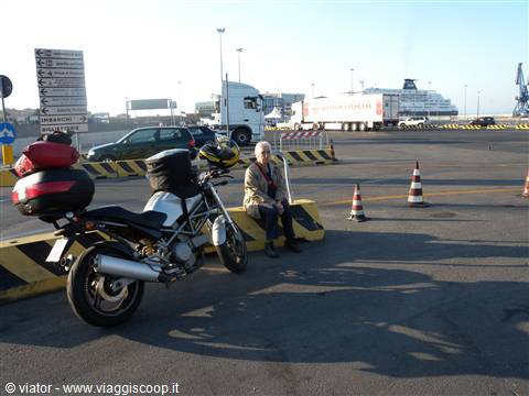Civitavecchia attendendo l'imbarco