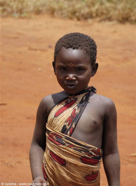 bambino di un villaggio vicino allo "Tsavo" 