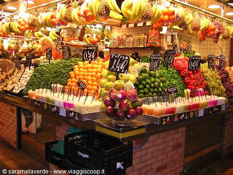 UN TIPICO BANCO DI FRUTTA AL MERCATO