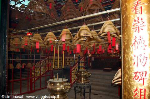 spirali d’incenso che pendono dal soffitto
