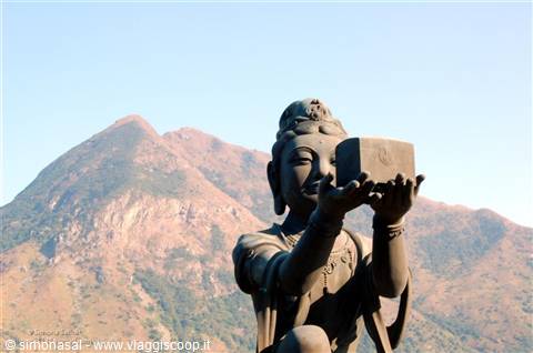 statua dinanzi al buddha