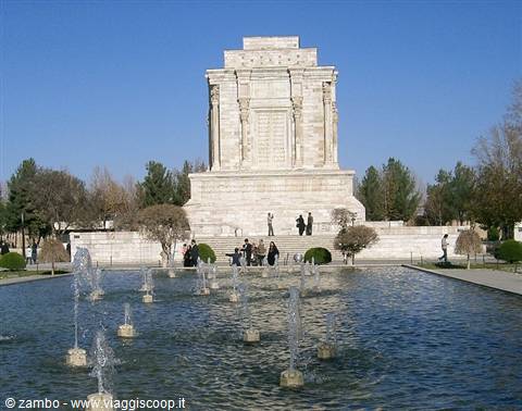 ....la tomba del famoso poeta persiano Ferdowsi