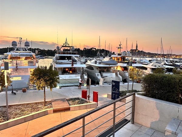 Tramonto dorato sul porto di Rovigno, yacht e relax davanti al mare.