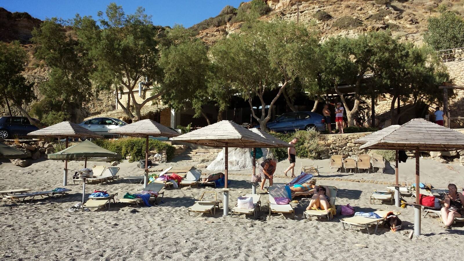 Pigri pomeriggi al sole sotto gli ombrelloni di una spiaggia greca
