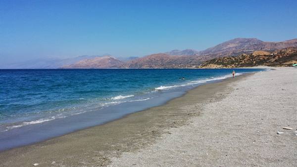 Una lunga passeggiata sulla spiaggia sotto il sole di Creta.
