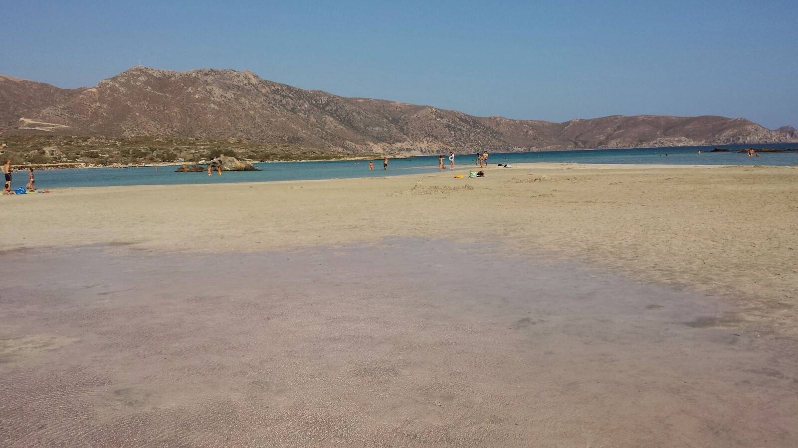 Acque turchesi e sabbia rosa a Elafonisi: un pomeriggio di puro relax.