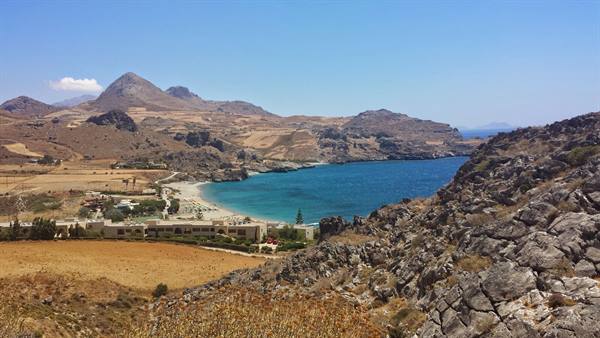 La baia di Plakias si apre sotto il sole di Creta, un sogno azzurro.