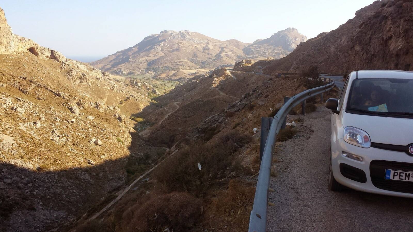 In viaggio tra le montagne greche, curiosi di ogni tornante.