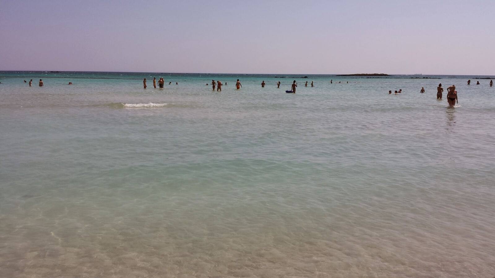 Acque turchesi e tiepide: una giornata di puro relax in spiaggia.