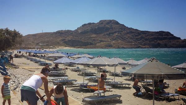 Giornata di sole e mare turchese tra gli ombrelloni di Damnoni, Creta.