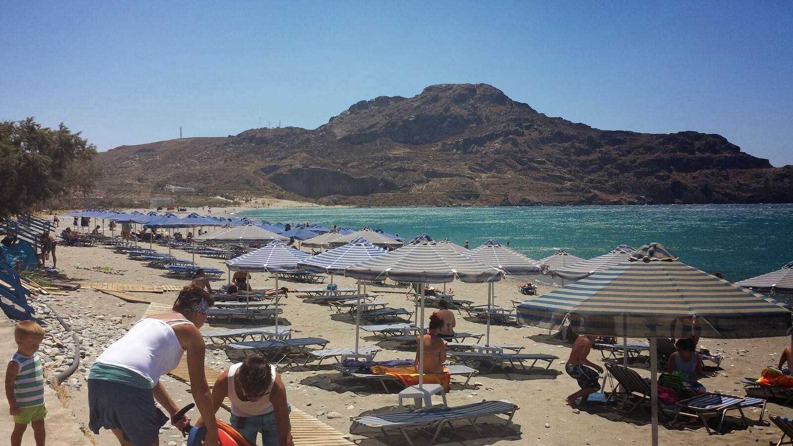 Giornata di sole e mare turchese tra gli ombrelloni di Damnoni, Creta.