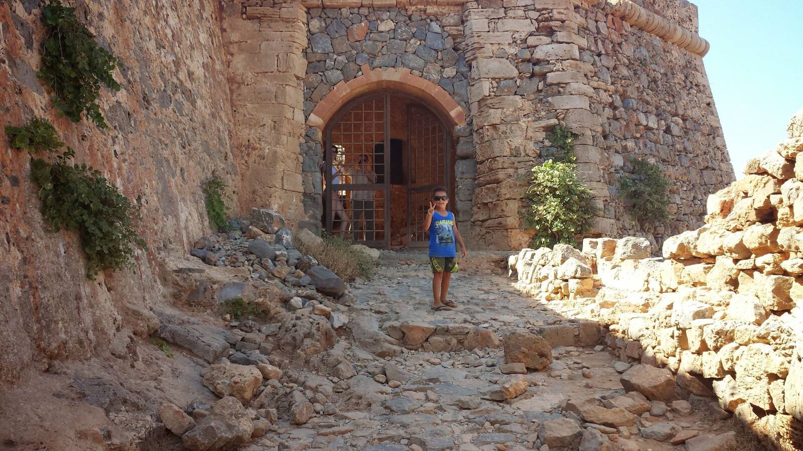 Esplorando l'antica fortezza di Spinalonga, un sorriso pieno di meraviglia.