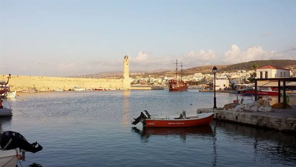 Il faro veneziano di Retimo al tramonto: il porto tace, tutto è dorato.