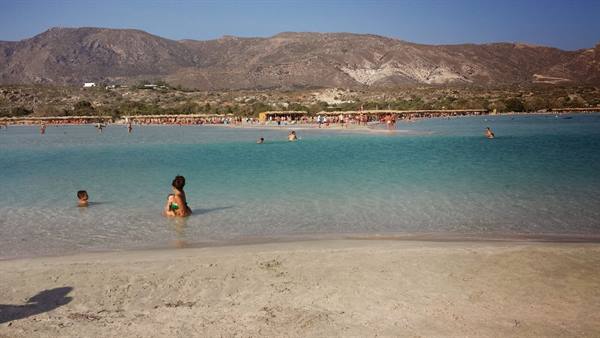 Giornata di sole e giochi nell'acqua turchese a Elafonissi, Creta.
