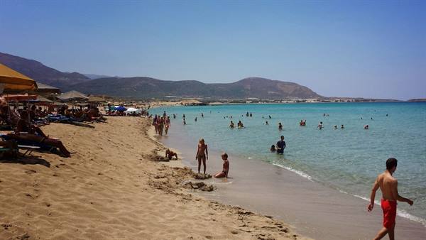 Una giornata di sole e mare turchese tra bagni e relax sulla spiaggia.