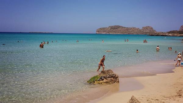 Un tuffo nelle acque turchesi di Falassarna, Creta: estate pura.