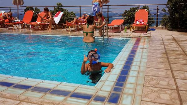 Pausa piscina con maschera e pollice in su, vista mare splendido!