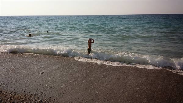 Il bagnetto della sera, tra schiuma e where? color mare.