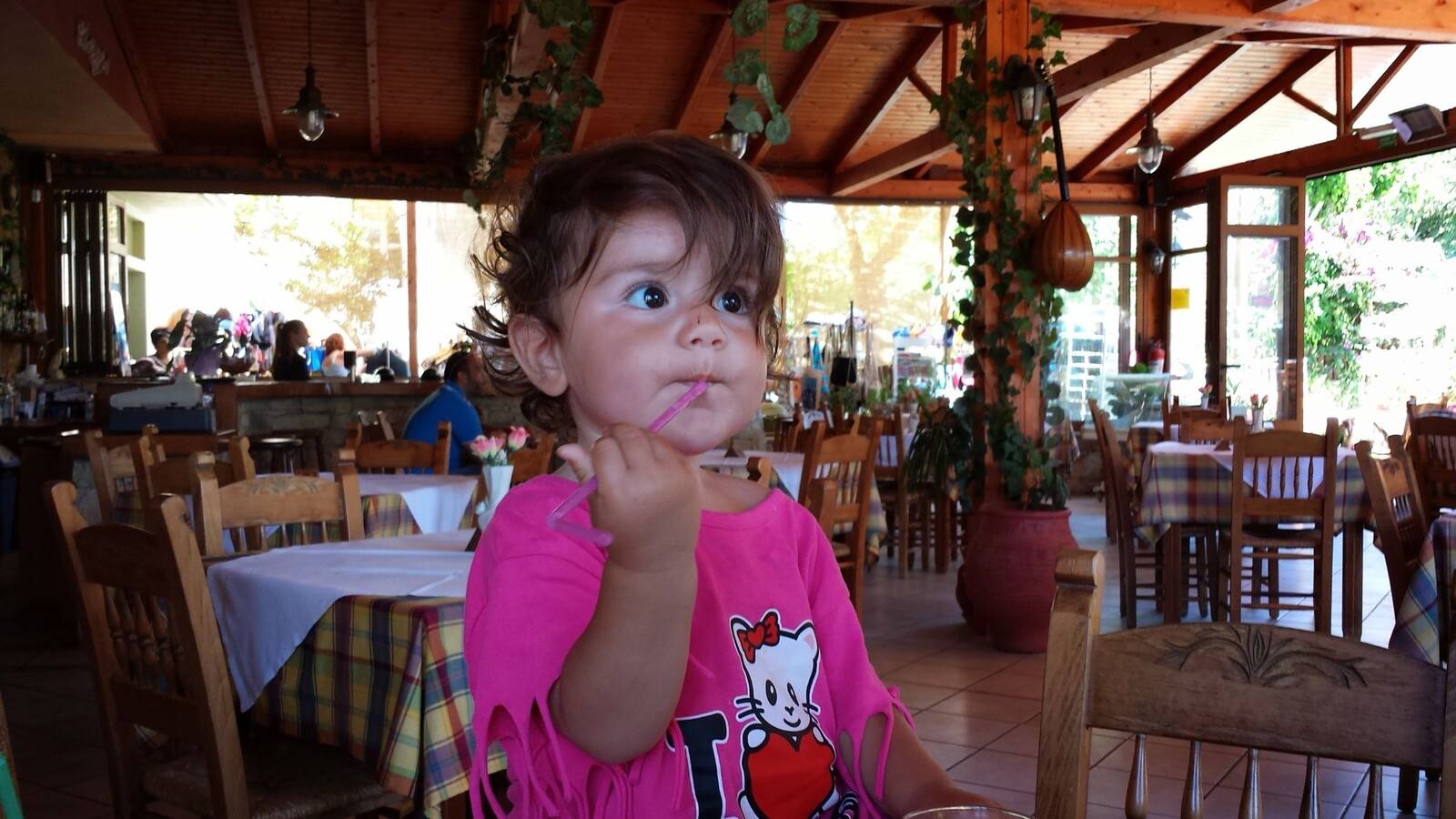 Pranzo in una taverna greca, con la nostra piccola curiosa di fila